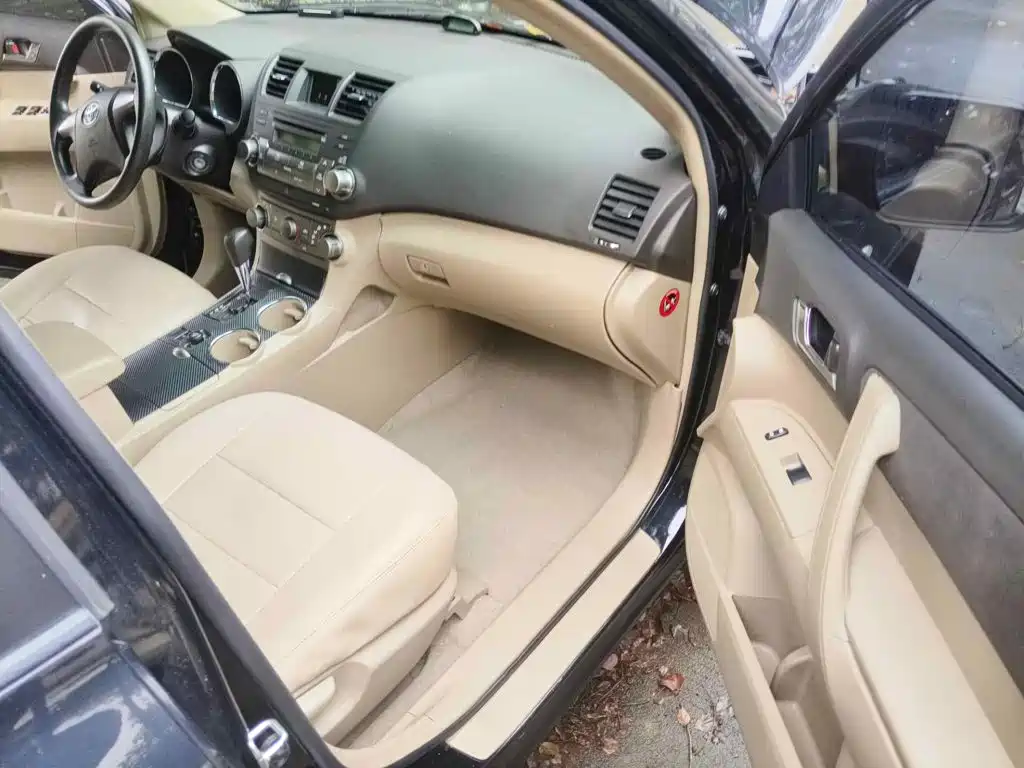 Photo 13 - Toyota Highlander