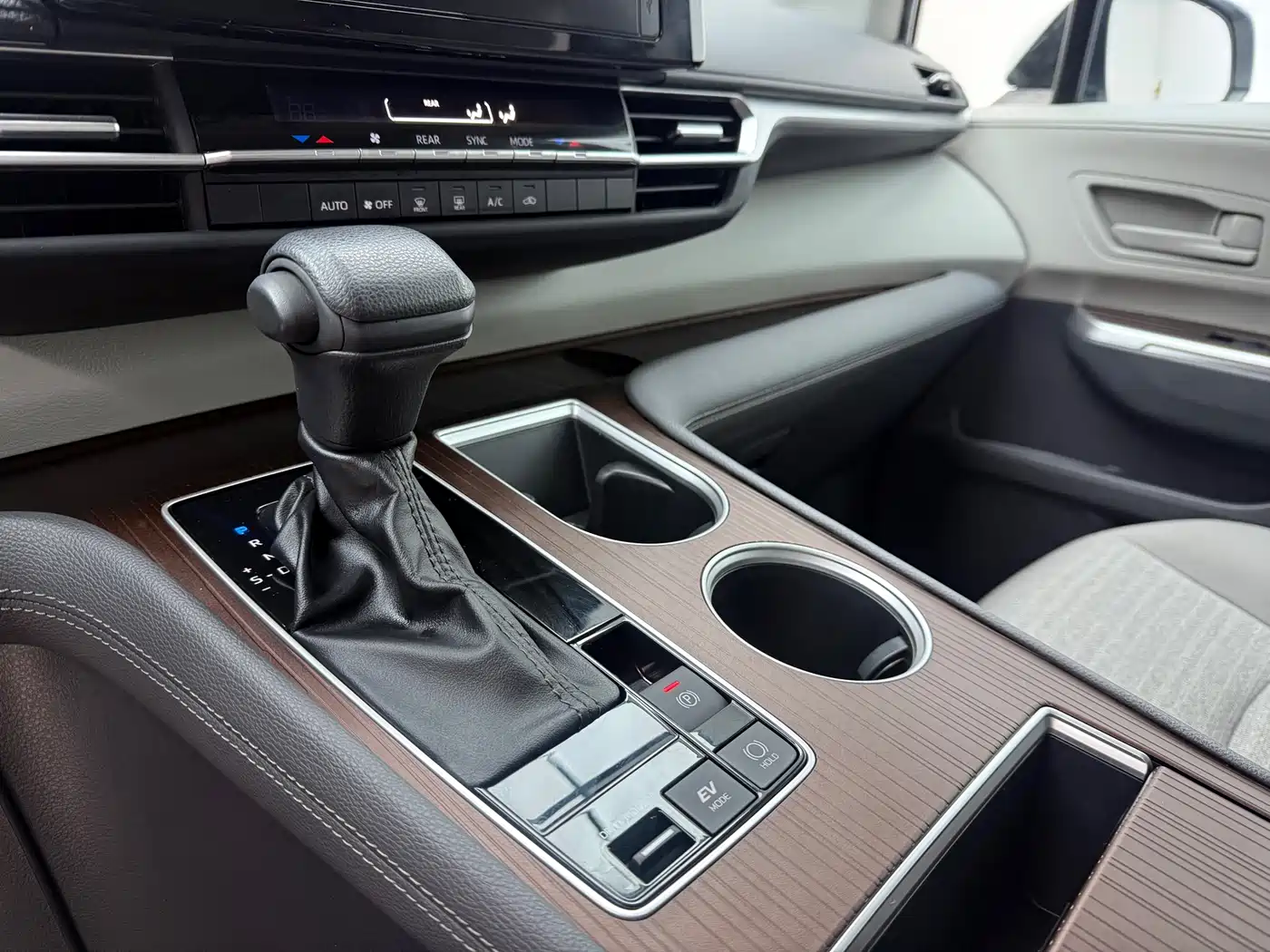 Toyota Sienna 2023 2.5L Hybrid Comfort Edition фото 12