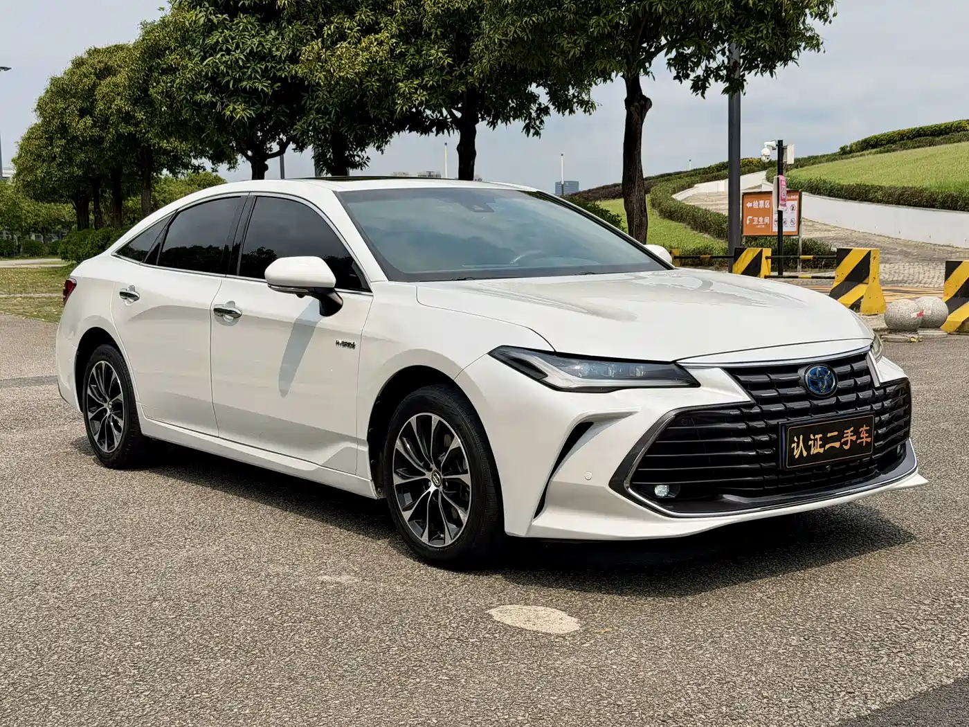 Toyota Avalon 2022 Hybrid 2.5L Luxury Edition фото 3