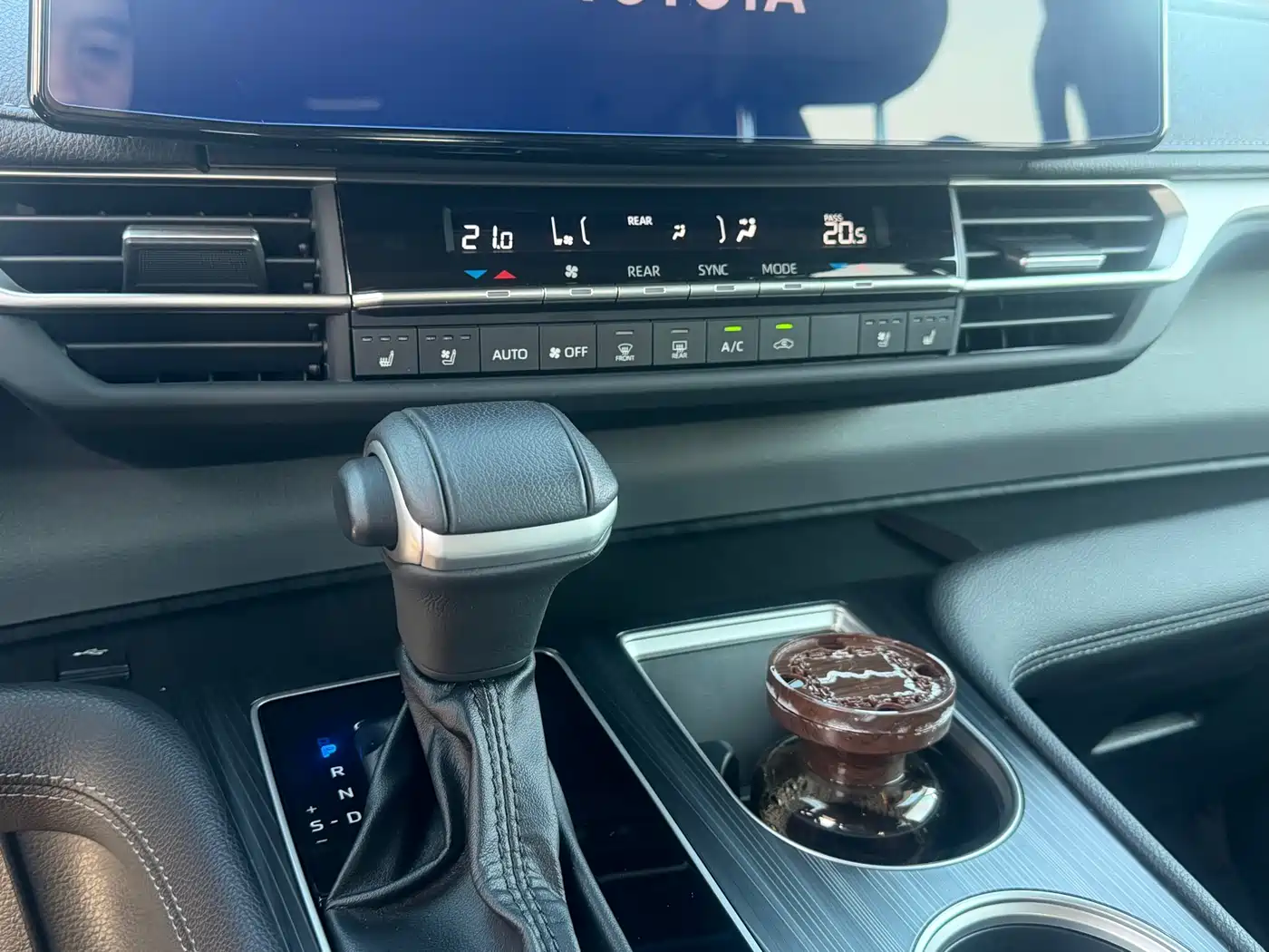 Toyota Sienna 2023 2.5L Hybrid Premium Edition фото 12