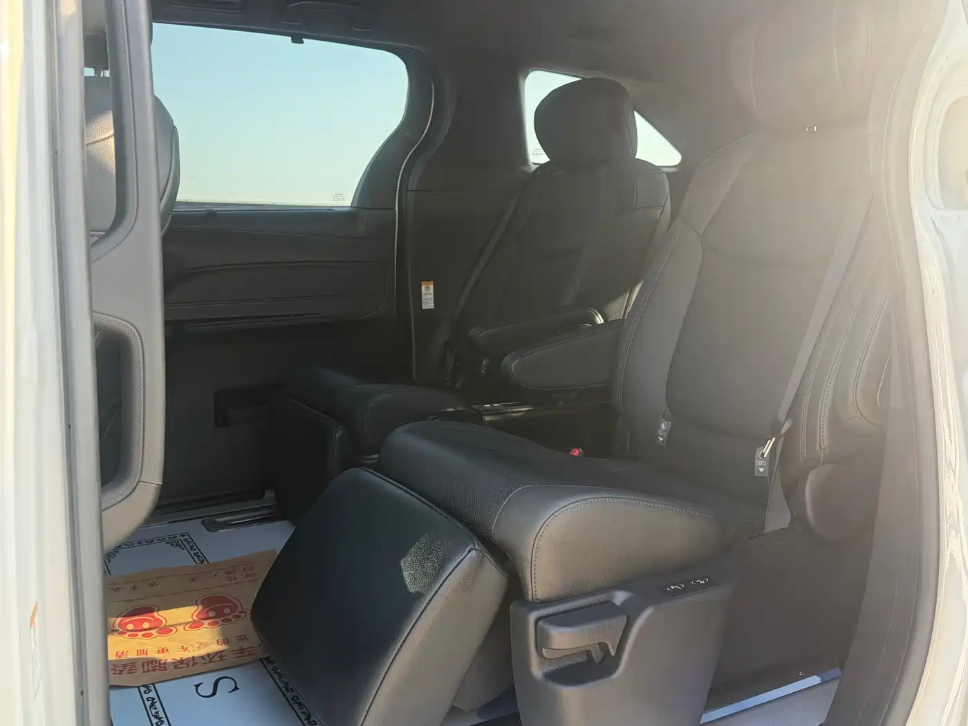 Toyota Sienna 2023 2.5L Hybrid Premium Edition фото 11
