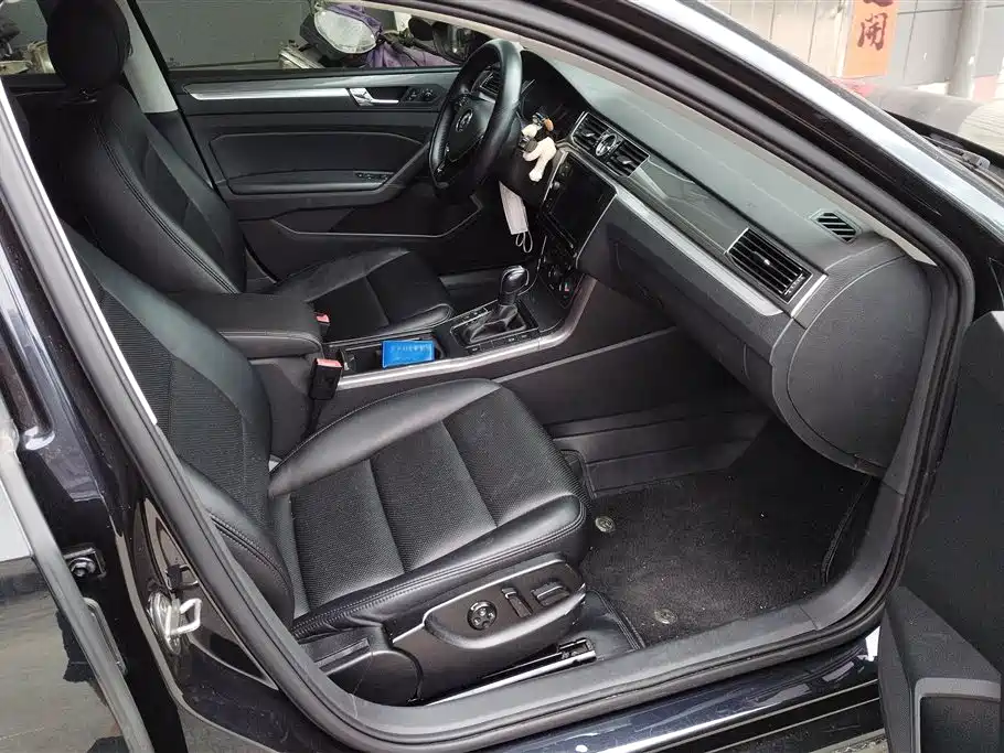 Volkswagen Passat 2017 280TSI DSG Prestige фото 8