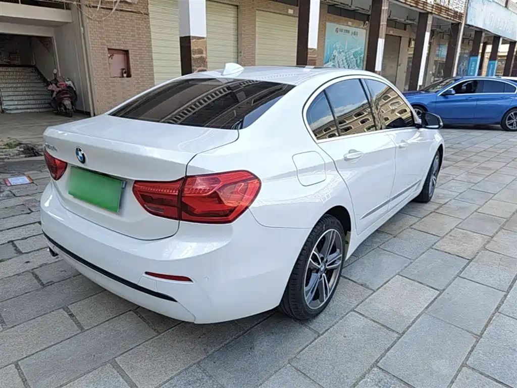 BMW 1 Series 2018 118i Sport Edition фото 6