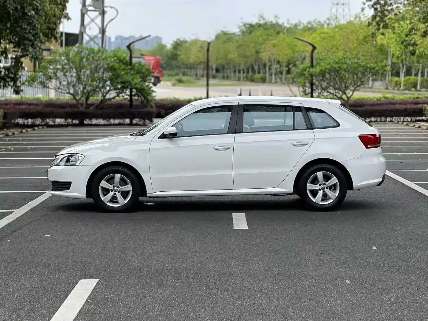 Volkswagen Lavida Tour 2013 1.6L Automatic Trend Style фото 5