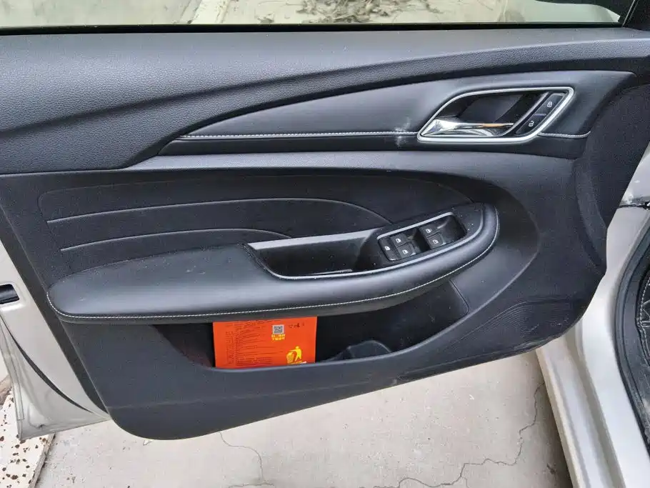 Фото 7 - Roewe i5