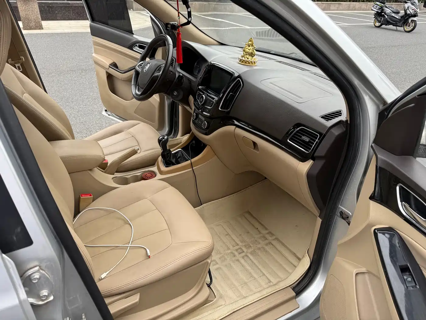 Baojun 730 2015 2014 1.5L Manual Luxury Navigation ESP Edition 7-Seater