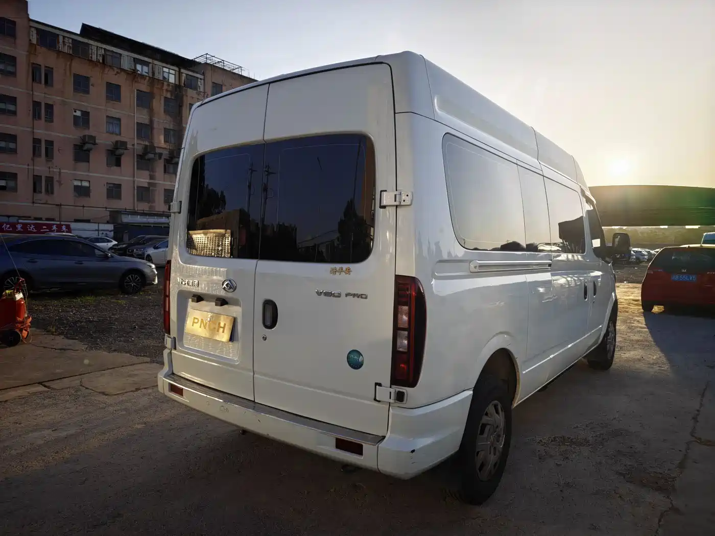 SAIC Maxus Xintu V80 2024 Model PRO Business 6AMT Long Wheelbase Medium Roof 147Ps 9-seater Three-row Non-commercial фото 16