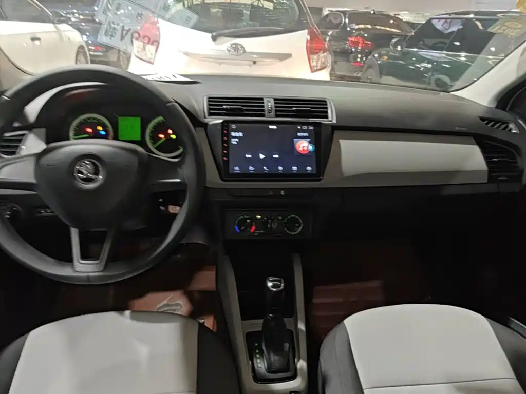 Škoda Fabia 2017 1.4L Auto Car Enjoy Edition фото 13