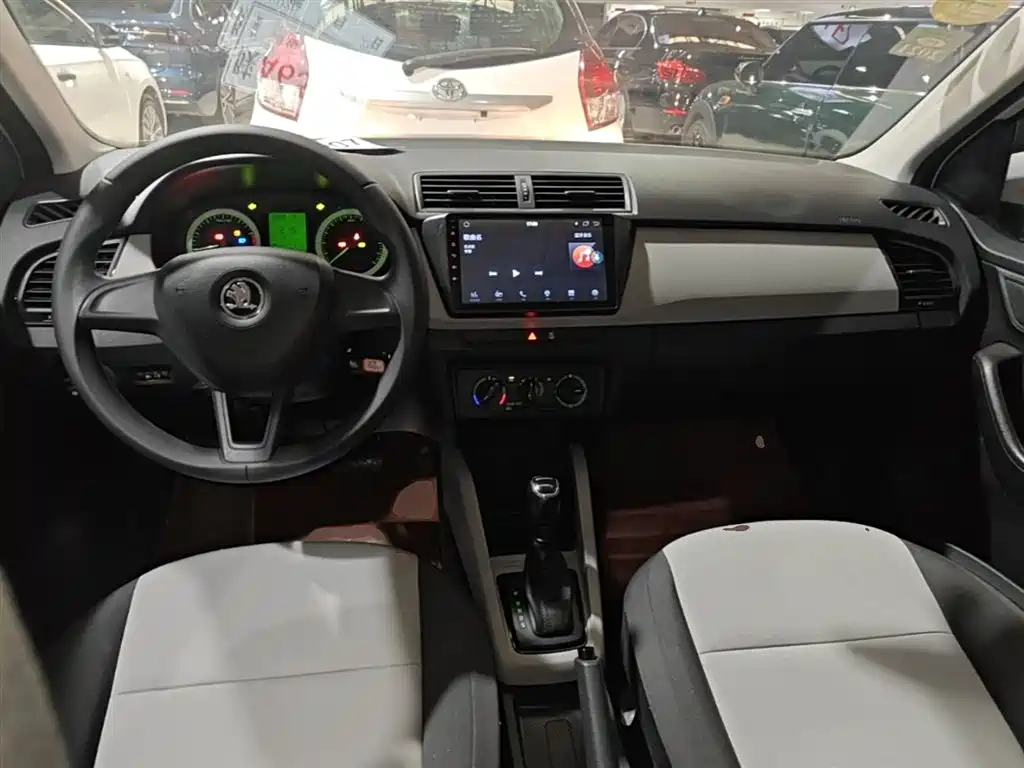 Škoda Fabia 2017 1.4L Auto Car Enjoy Edition фото 10