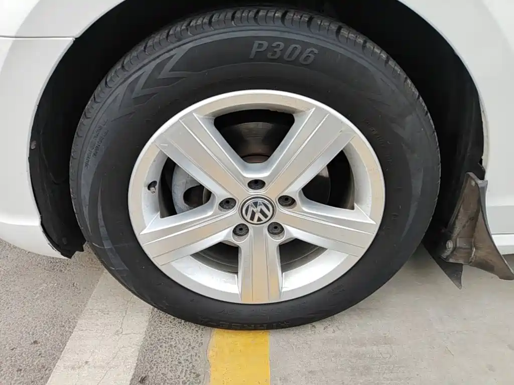 صورة 23 - Volkswagen Lamando
