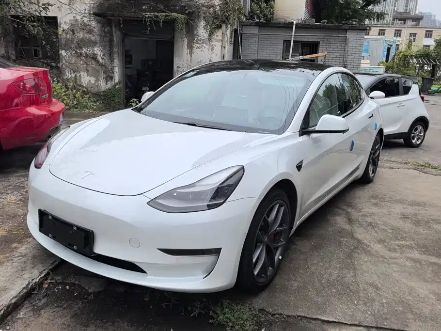 Фото 1 - Tesla Model 3