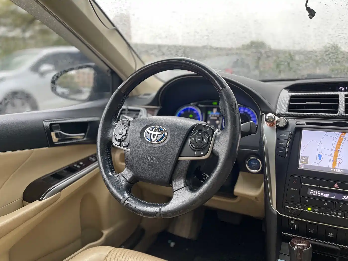 Toyota Camry 2016 Hybrid 2.5HG 10th Anniversary Luxury Navigation Edition фото 12