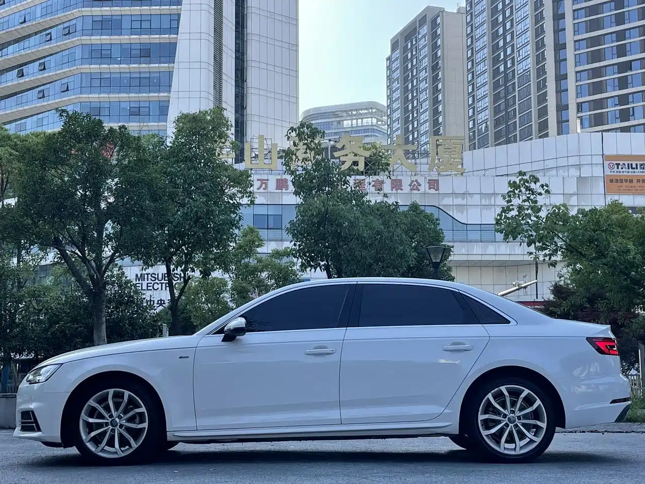 Audi A4L 2018 30th Anniversary 40 TFSI Fashion фото 7
