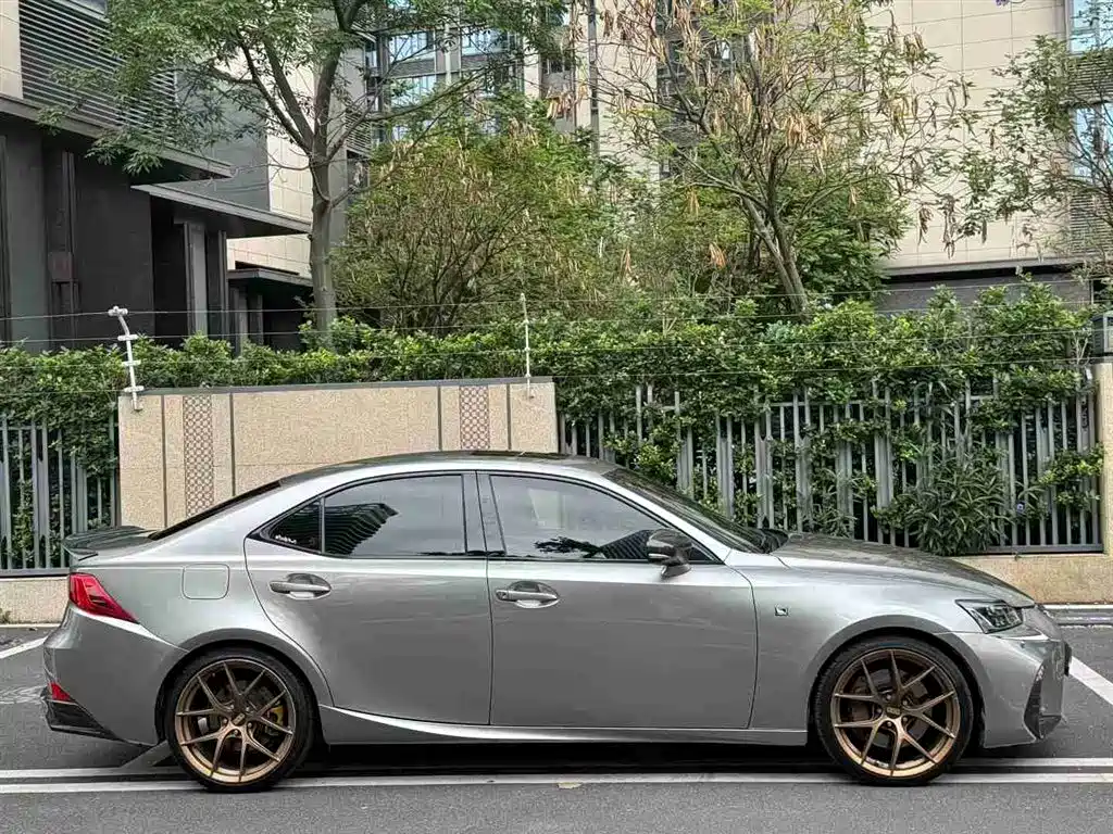 LEXUS IS