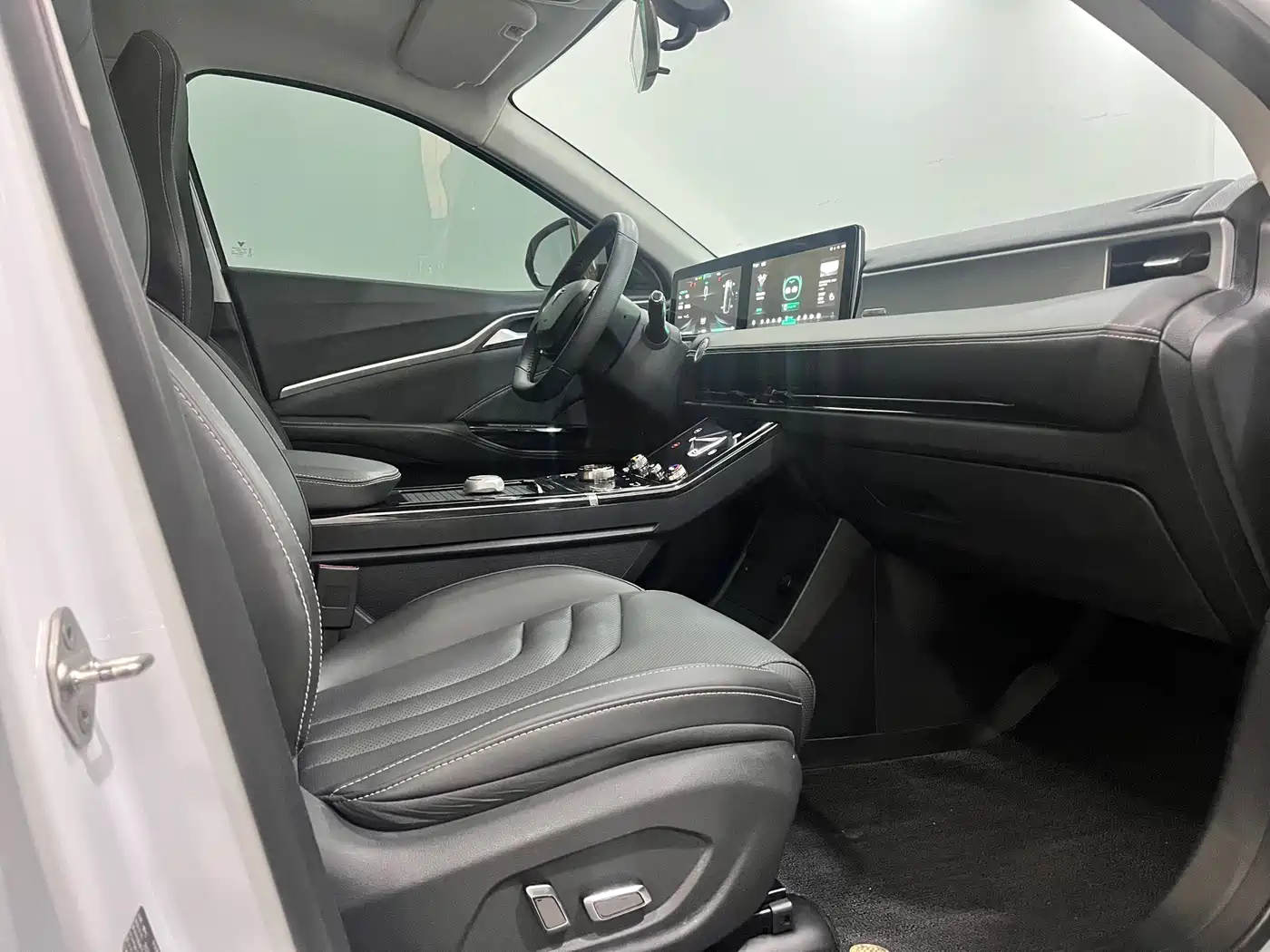 NEZHA AUTOMOBILE NEZHA U
