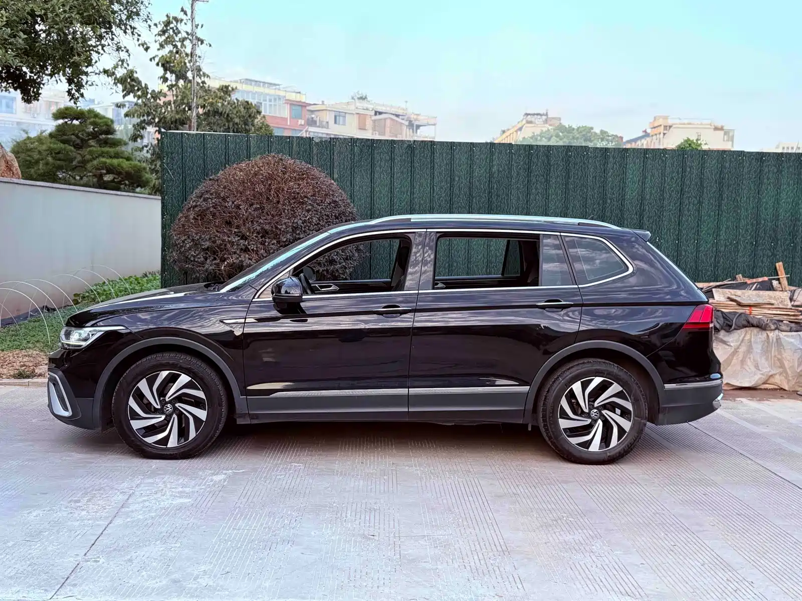 Photo 10 - Volkswagen Tiguan L