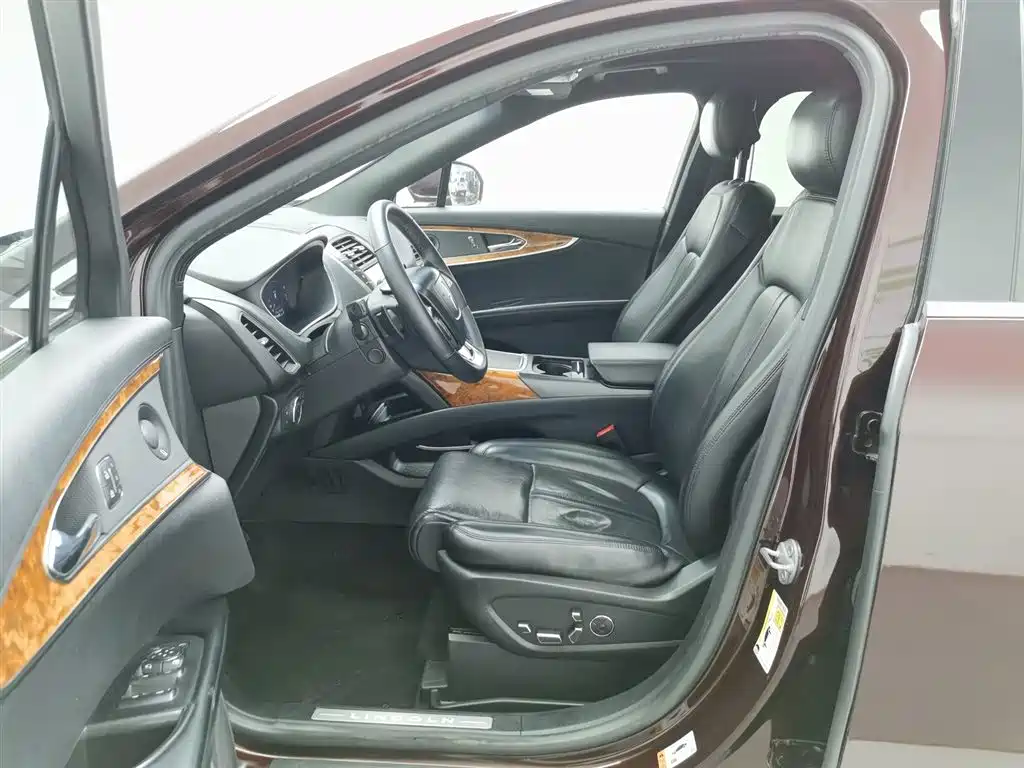 LINCOLN NAVIGATOR (IMPORT)