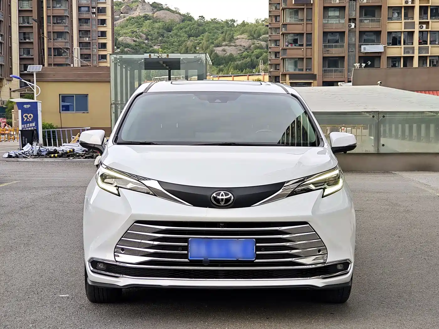 Toyota Sienna 2024 2.5L Hybrid Comfort Edition фото 2