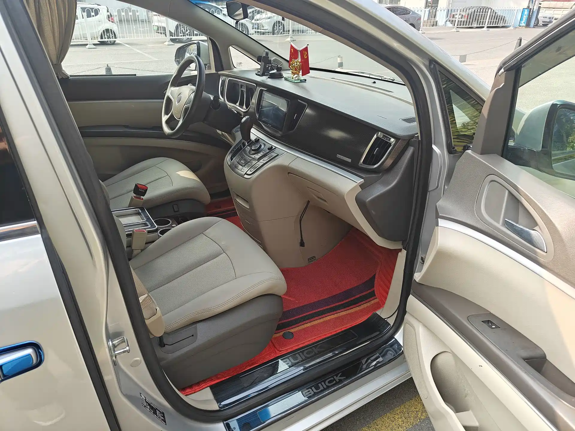 Photo 10 - Buick GL8