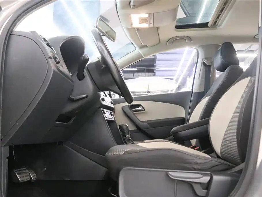 Volkswagen Polo 2012 1.6L Cross Polo AT фото 11