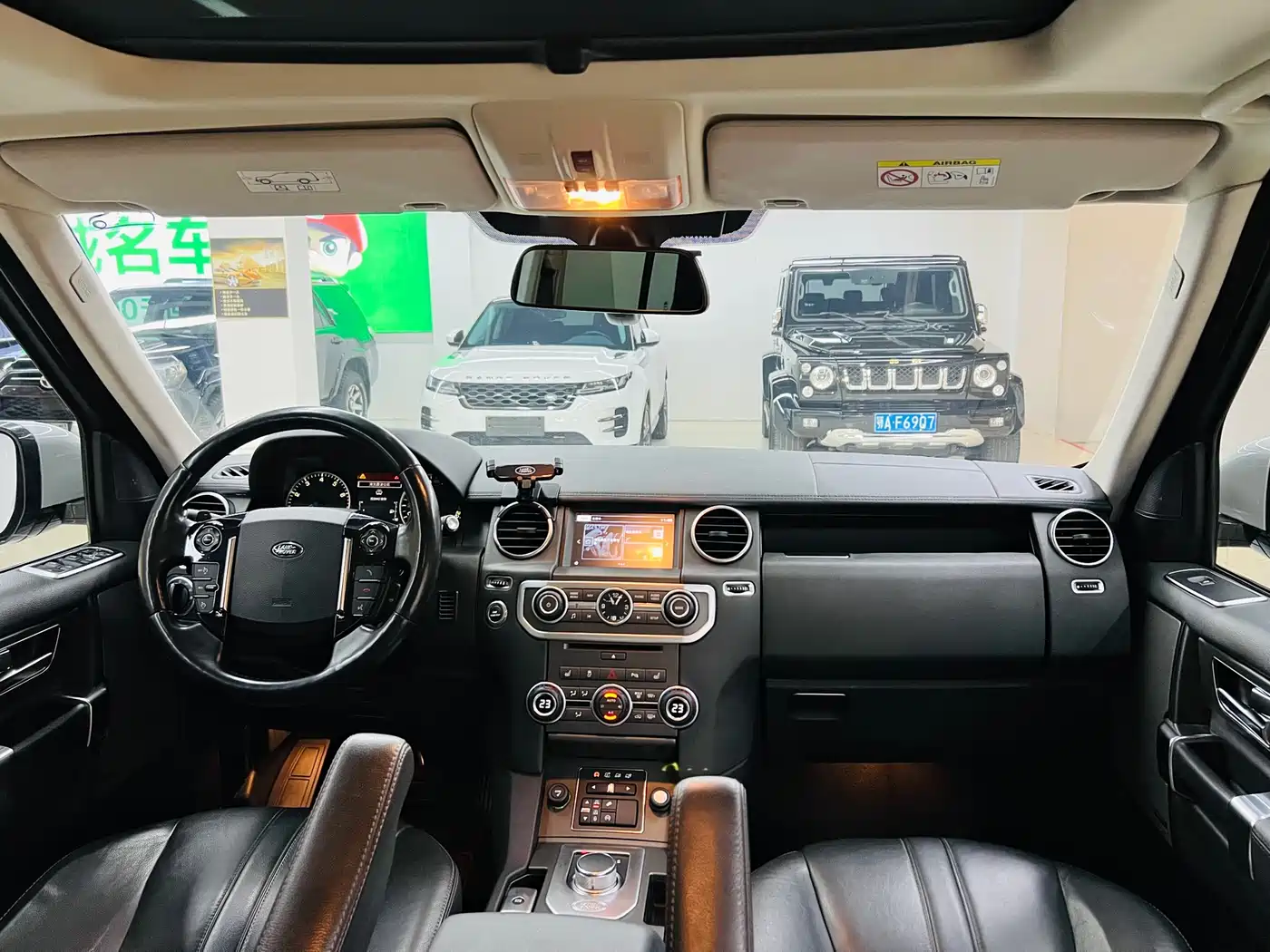 Land Rover Discovery 2016 3.0 SC Black Edition SE фото 17