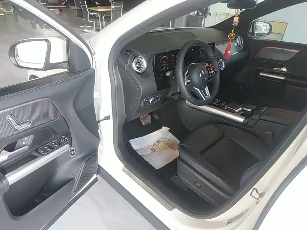 صورة 16 - Mercedes-Benz EQA