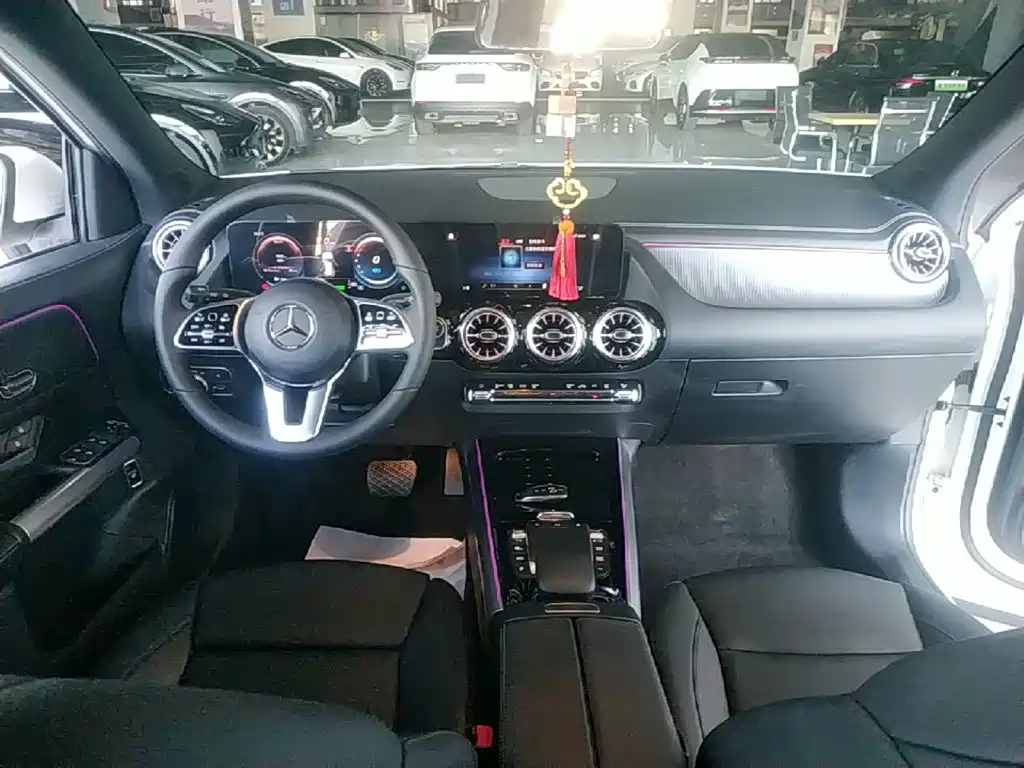 صورة 10 - Mercedes-Benz EQA