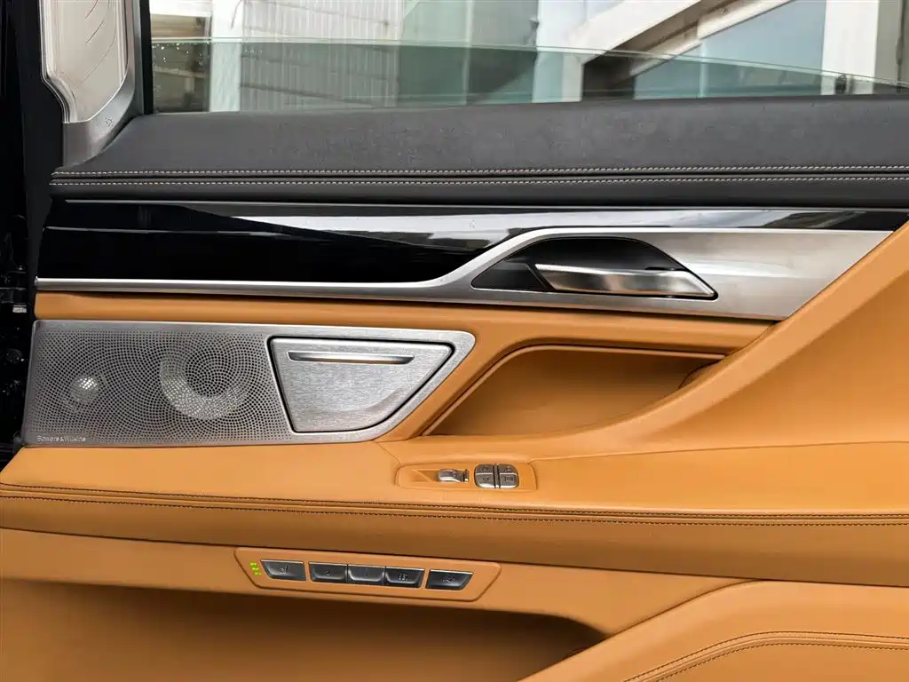 BMW 7 Series 2017 750Li xDrive Customized Edition (4-Seater) фото 34