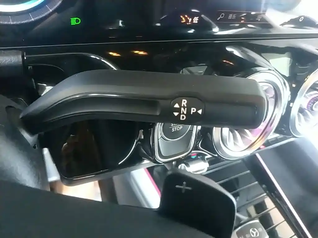 صورة 14 - Mercedes-Benz EQA