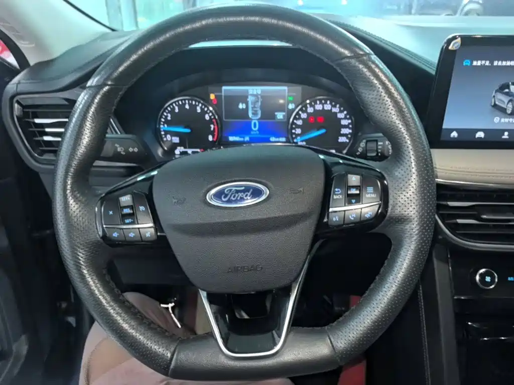 Фото 11 - Ford Escape