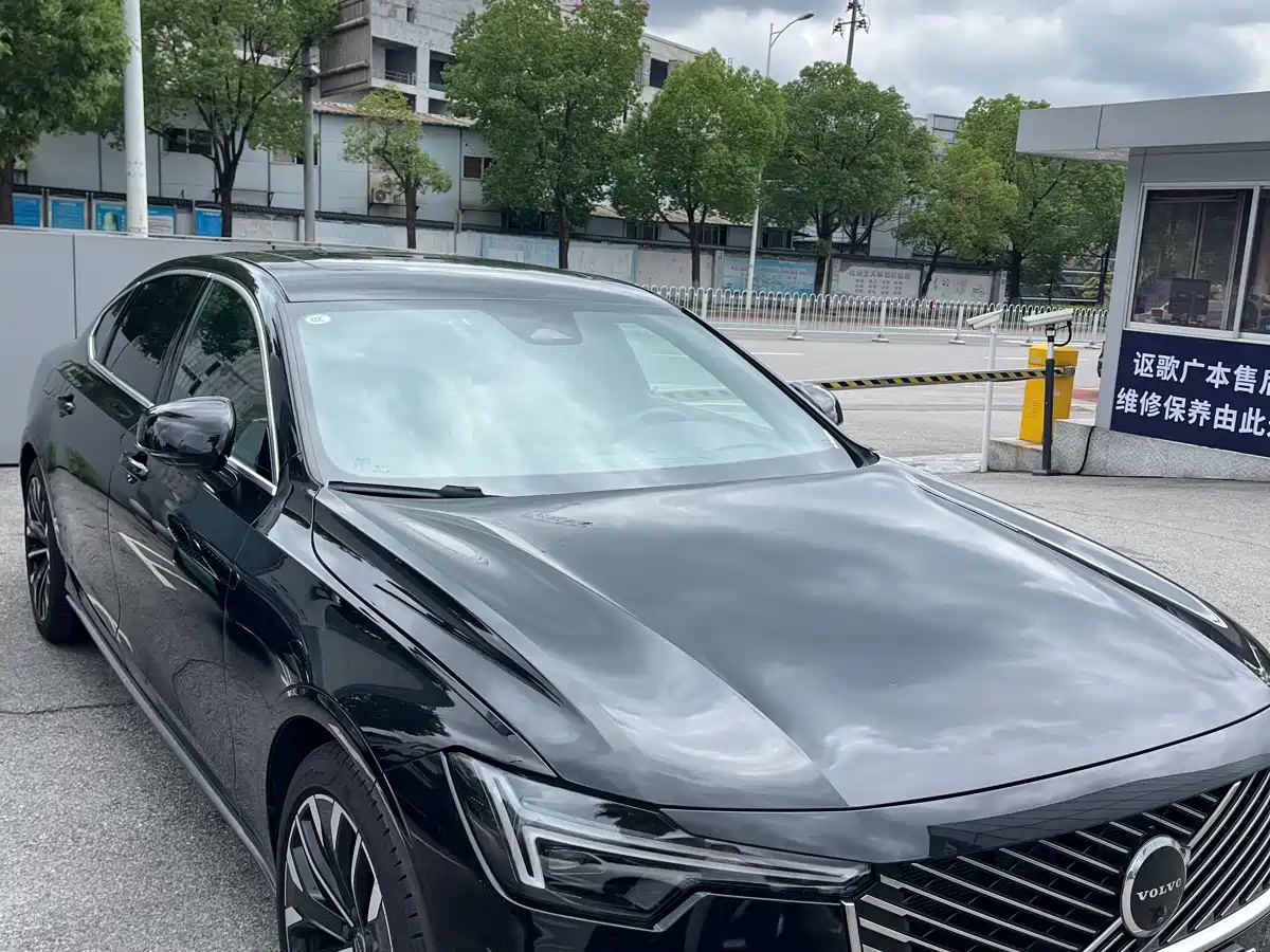 2025 Volvo S90 Plug-in Hybrid