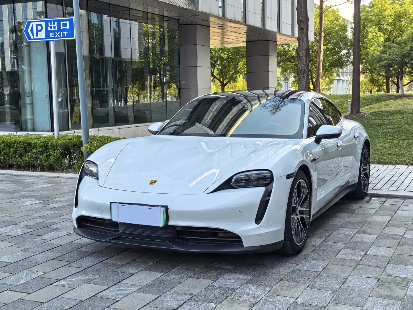 PORSCHE TAYCAN