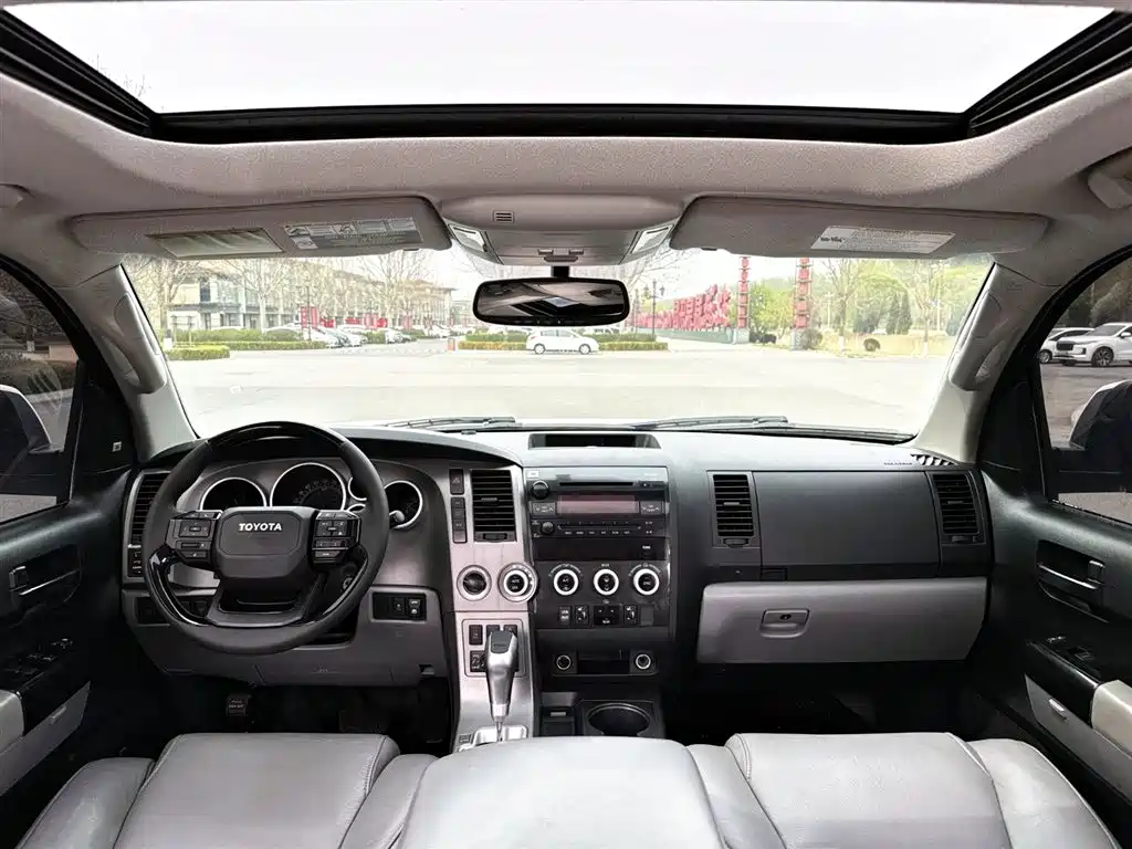 Toyota Sequoia 2010 5.7 Platinum Edition фото 10