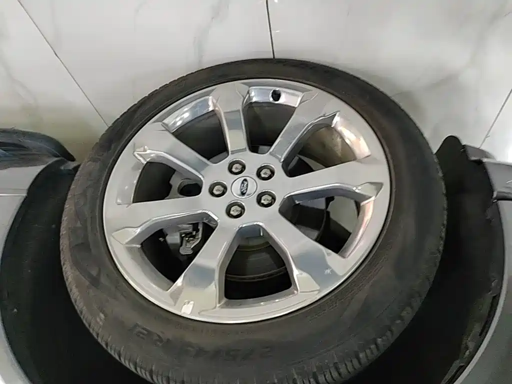 Фото 23 - Ford Explorer