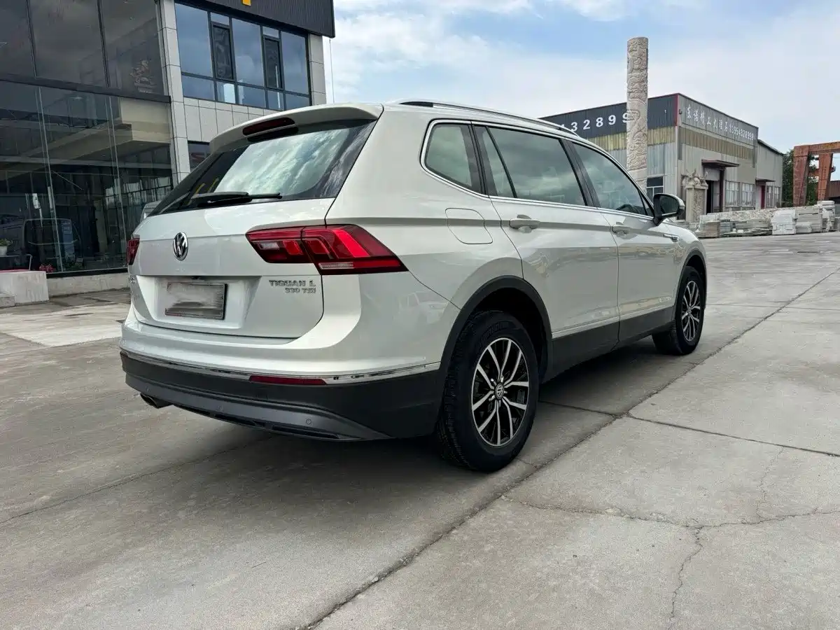 Photo 6 - Volkswagen Tiguan L