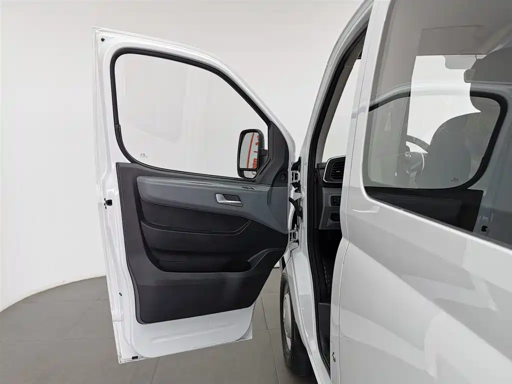 SAIC Maxus Xintu V80 2025 Value Edition Aoyun 2.0T Manual Short Wheelbase Ultra-Low Roof 127Ps 7/9-seater фото 8