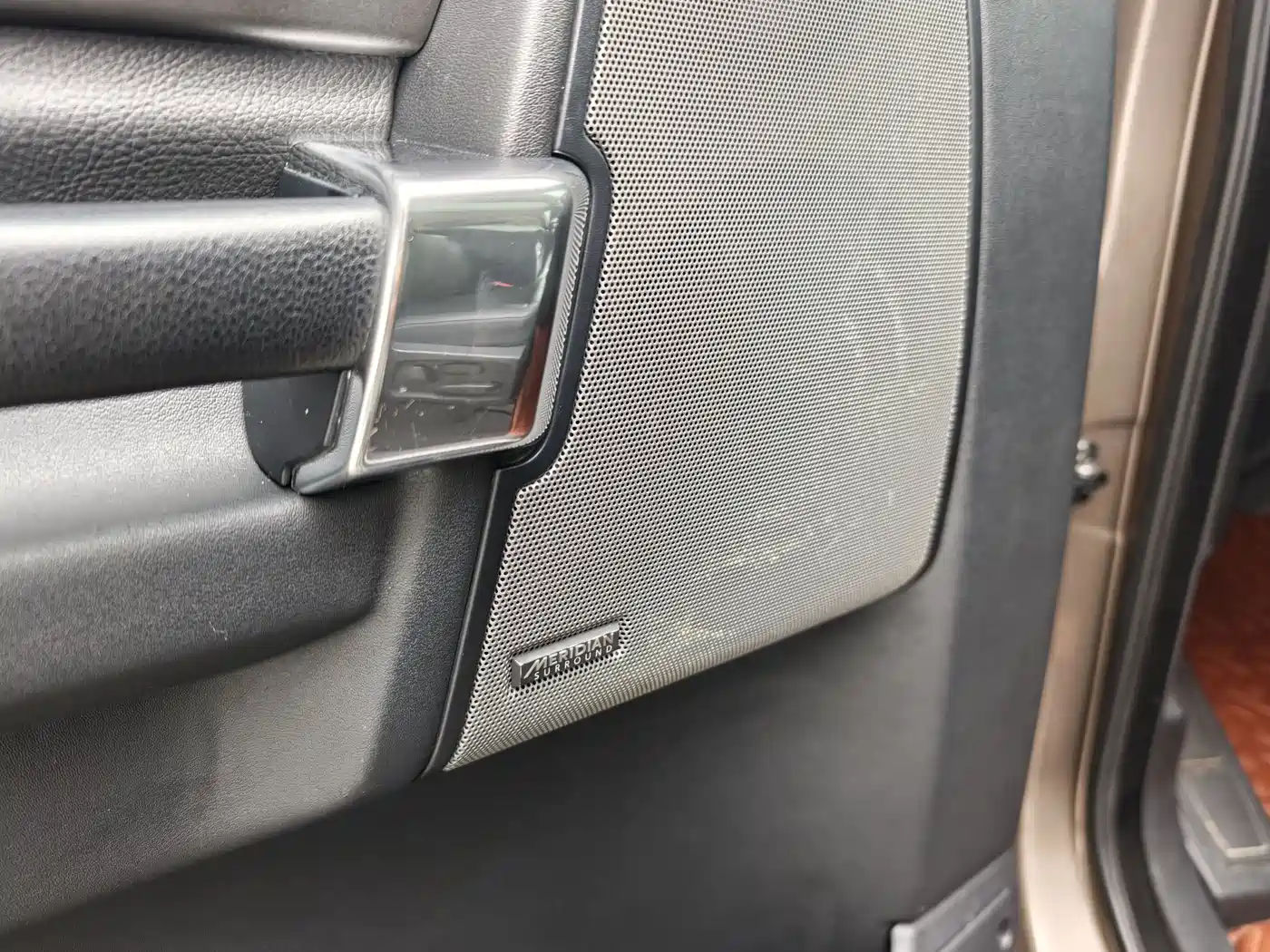 Land Rover Discovery 2015 3.0 SDV6 HSE Diesel фото 9