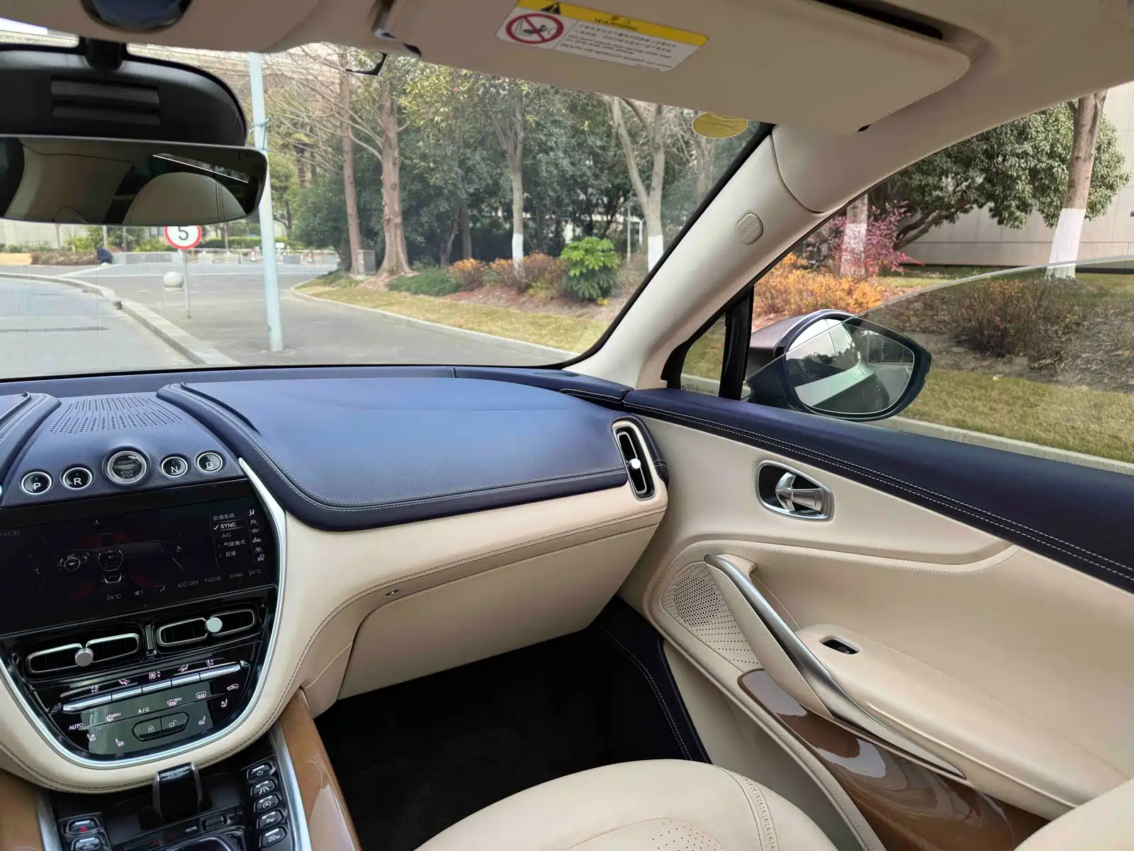 Фото 21 - Aston Martin DBX