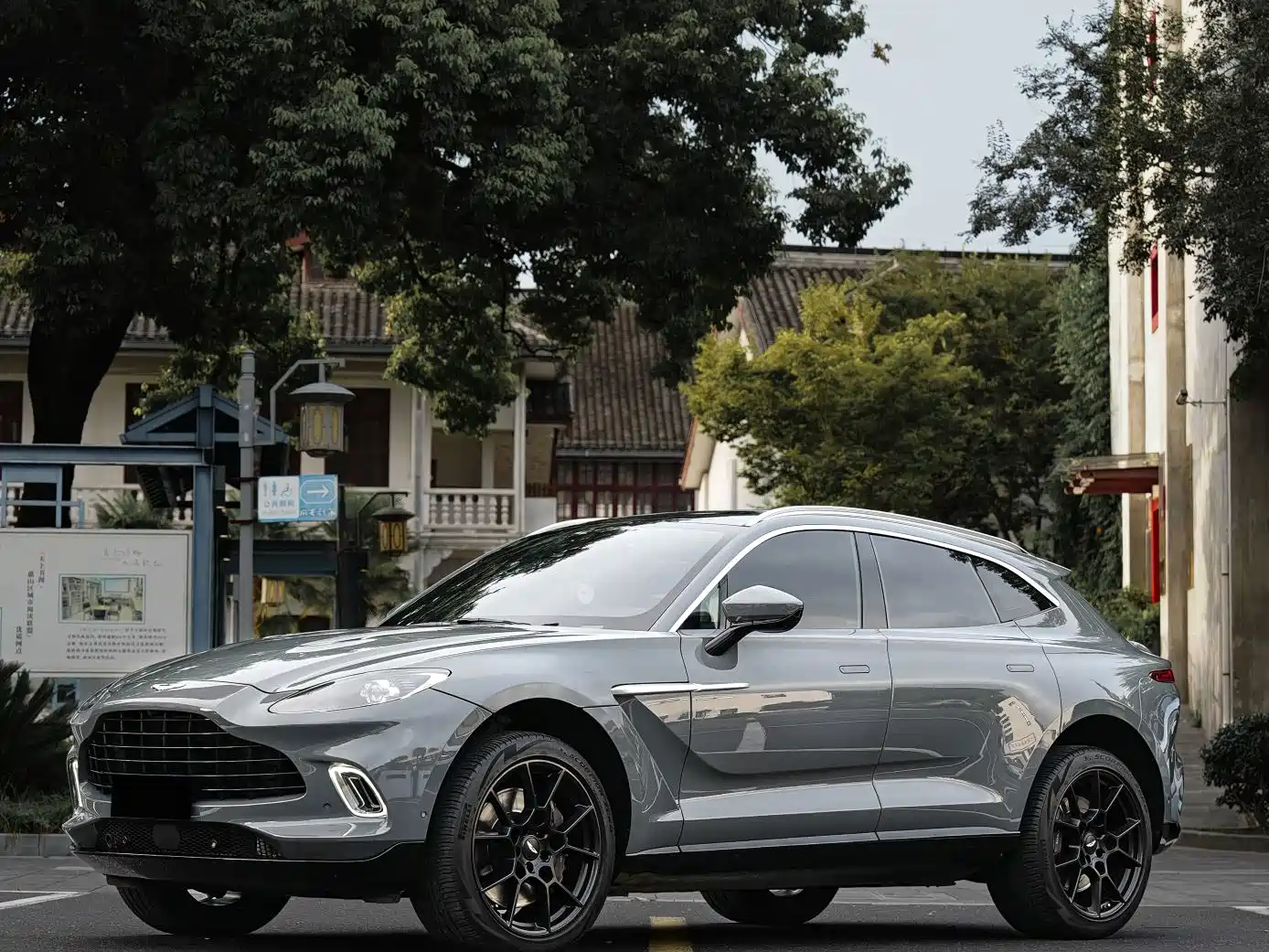 Фото 1 - Aston Martin DBX