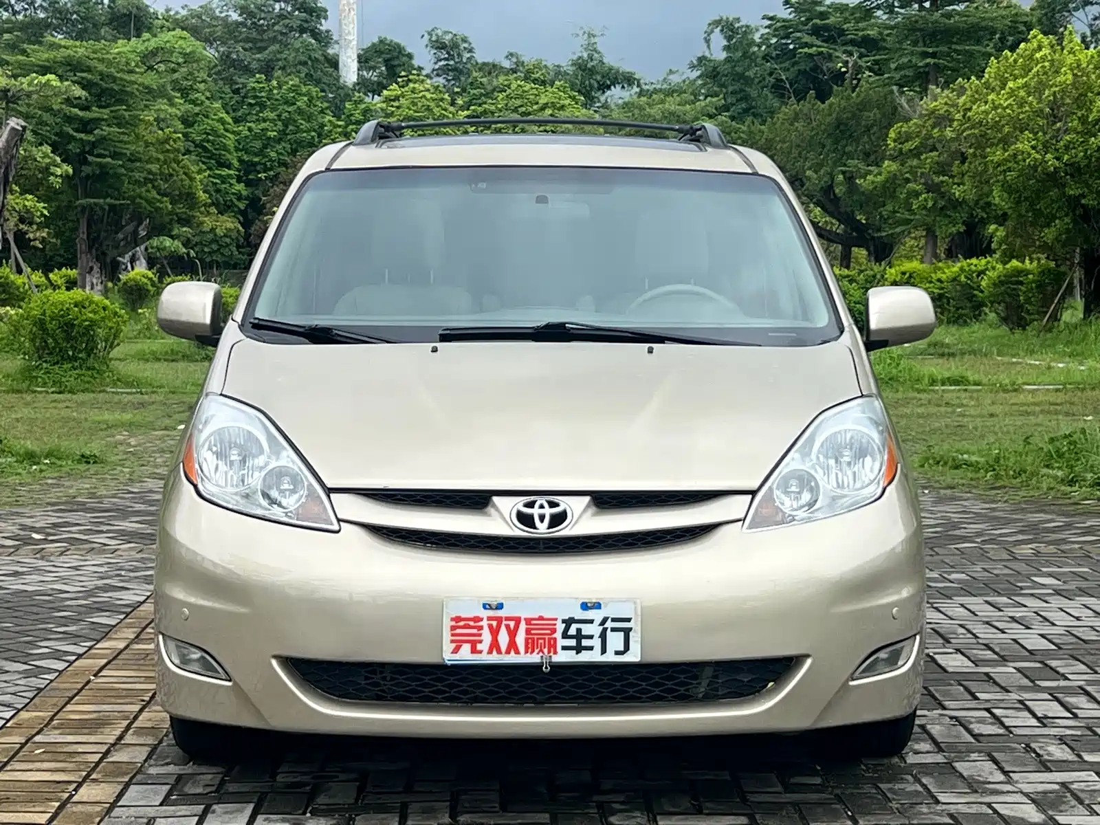 Photo 2 - Toyota Sienna