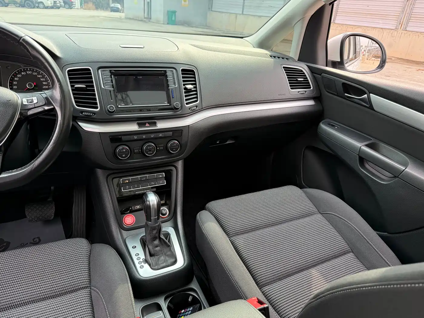 Volkswagen Sharan 2018 Facelift 380TSI Comfort 7-Seater фото 14