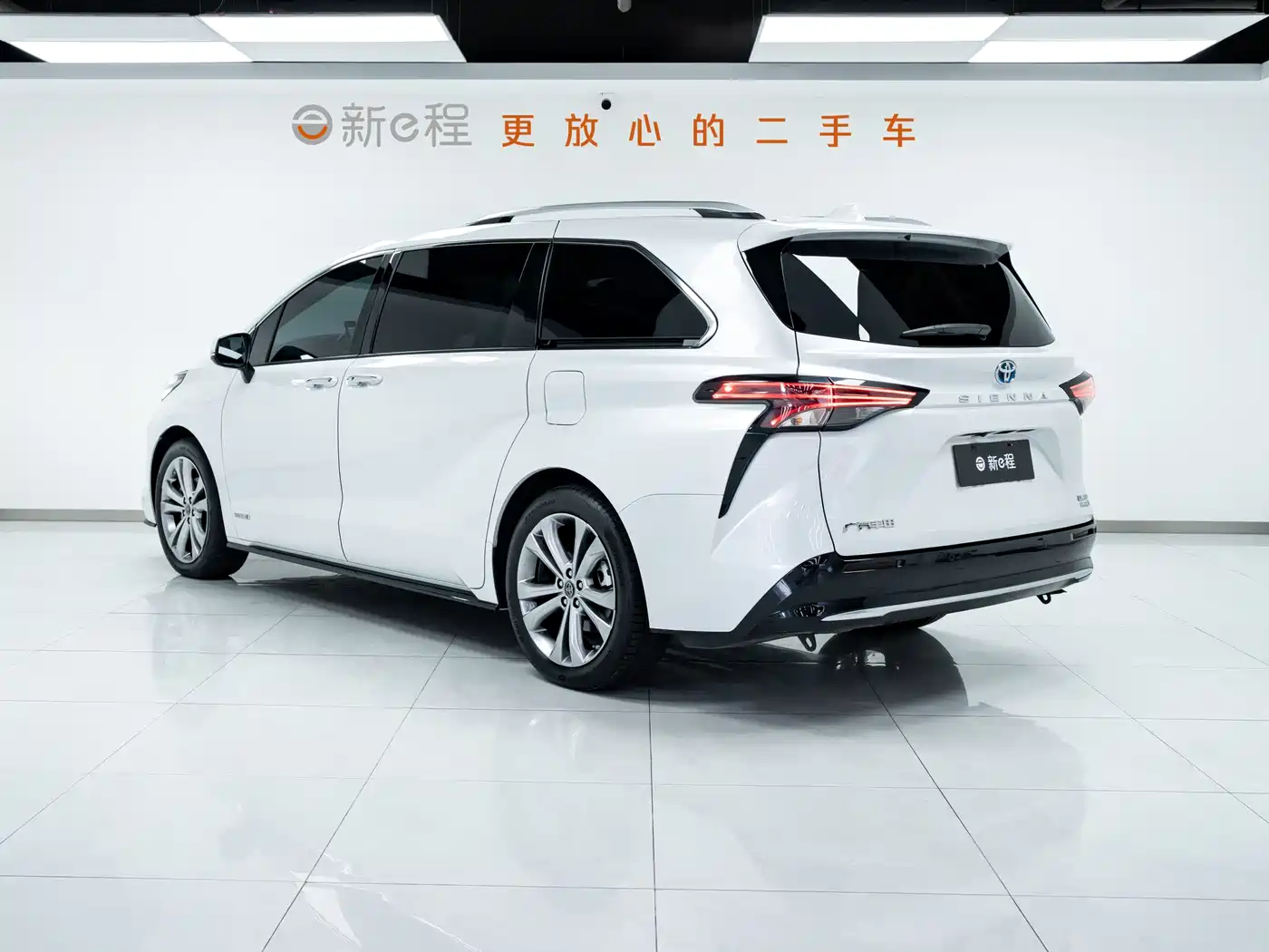 Toyota Sienna 2023 2.5L Hybrid Premium Edition фото 4