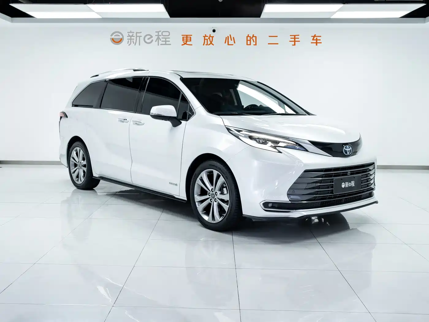 Toyota Sienna 2023 2.5L Hybrid Premium Edition фото 3