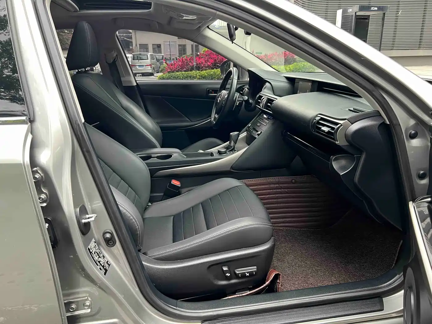 Lexus IS 2017 300 Leading Edition фото 14