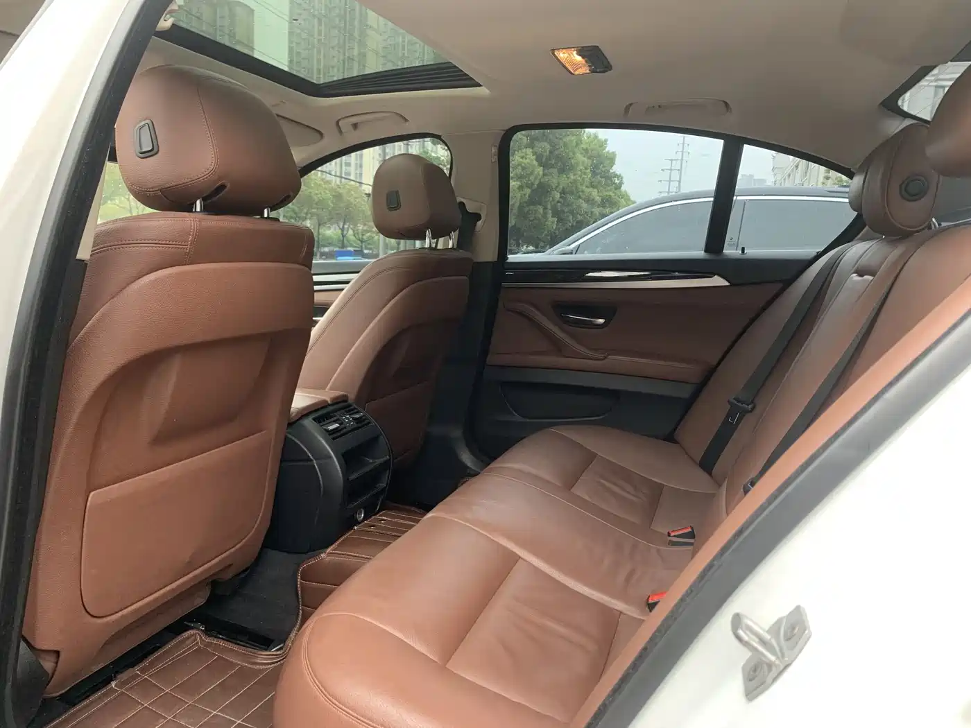 BMW 5 Series (Import) 2014 520i Classic фото 13