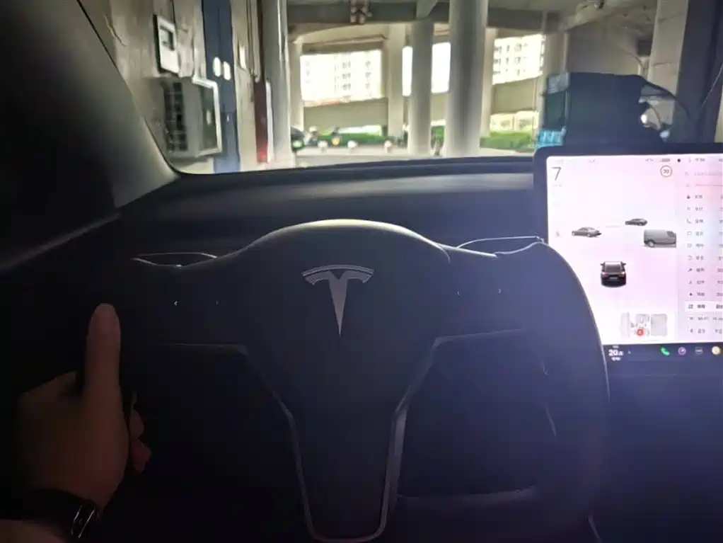 TESLA MODEL 3