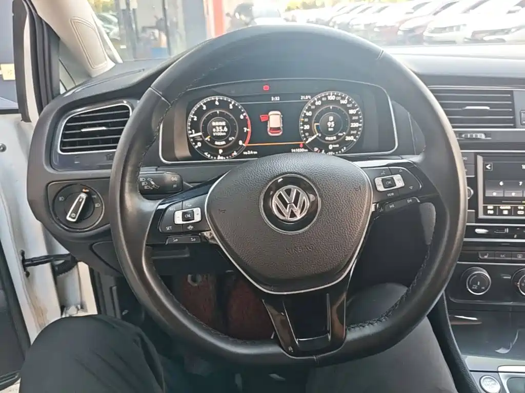 Фото 11 - Volkswagen Golf