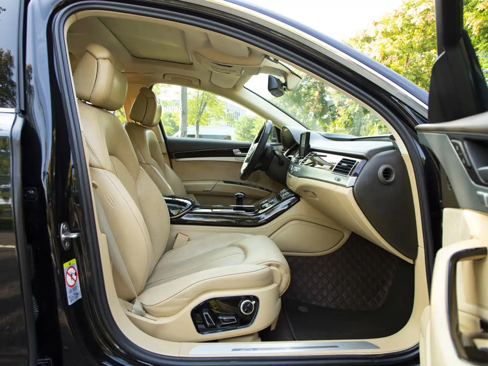Photo 14 - Audi A8