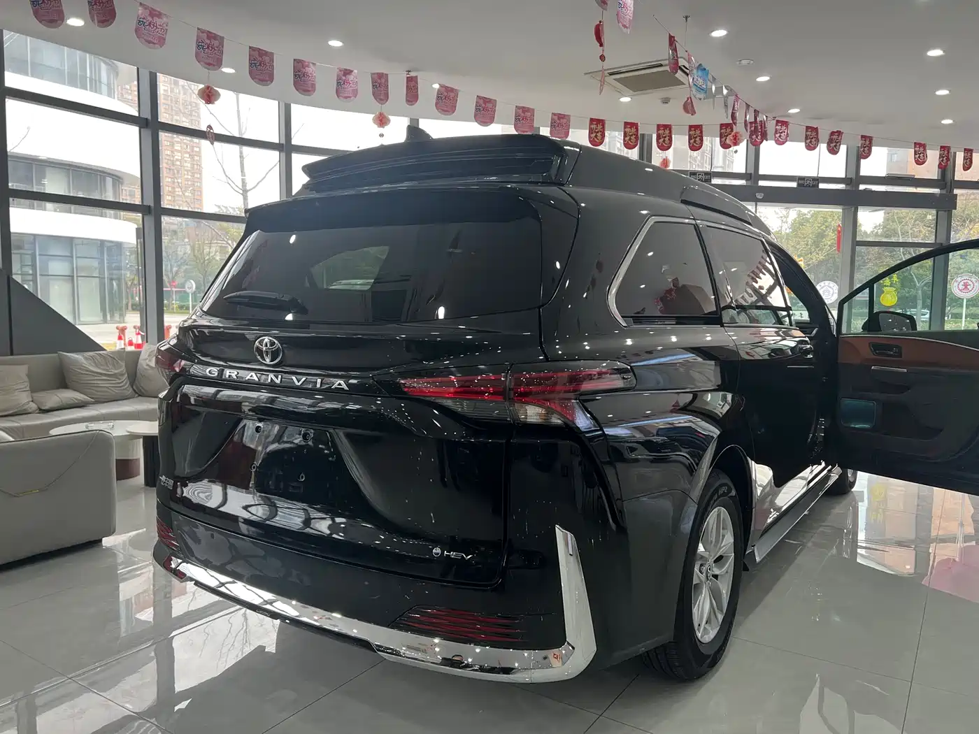 Toyota Granvia 2024 2.5L Hybrid Comfort фото 22