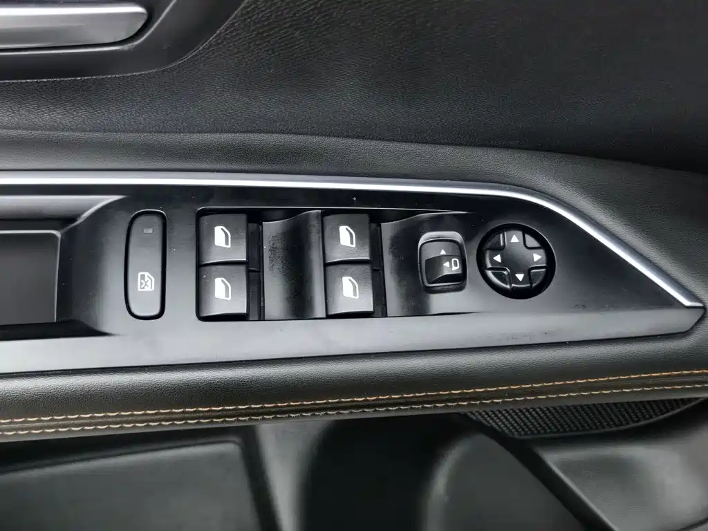 Фото 9 - Peugeot 5008